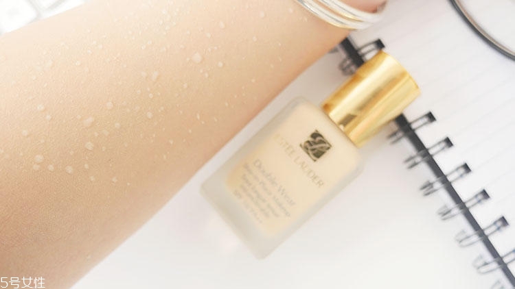 雅詩蘭黛dw粉底液怎么倒出來 火遍全球的爆款網紅粉底