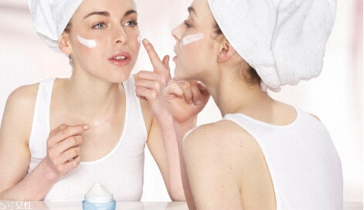 油皮長痘用什么洗面奶 油皮護臉指南快收好