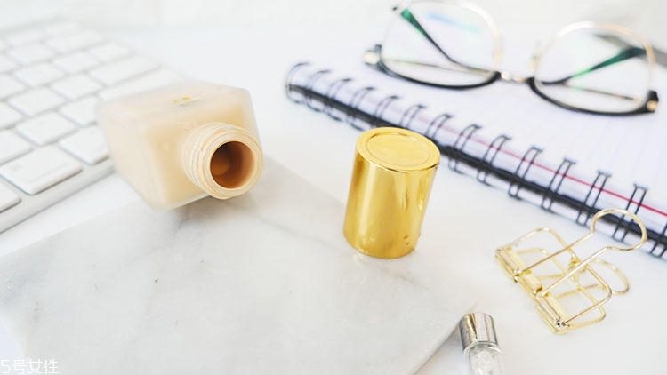 雅詩蘭黛dw粉底液怎么倒出來 火遍全球的爆款網紅粉底