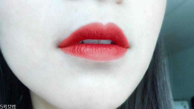 妙巴黎和露華濃唇釉哪個(gè)好 露華濃性?xún)r(jià)比更高