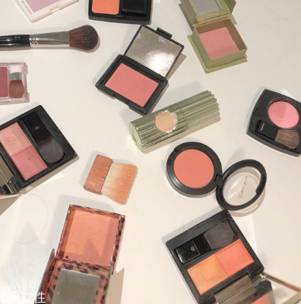 氣墊腮紅和粉狀腮紅哪個(gè)好 氣墊腮紅不會讓油肌悶痘