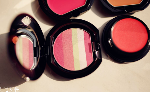 氣墊腮紅和粉狀腮紅哪個(gè)好 氣墊腮紅不會讓油肌悶痘