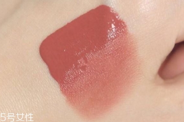 液體腮紅和腮紅膏哪個好 液體腮紅持妝力最強