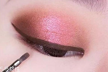 眼線膏用什么刷子上妝好 硬刷毛的斜角刷最好 眼線膏用什么刷子上妝好 硬刷毛的斜角刷最好