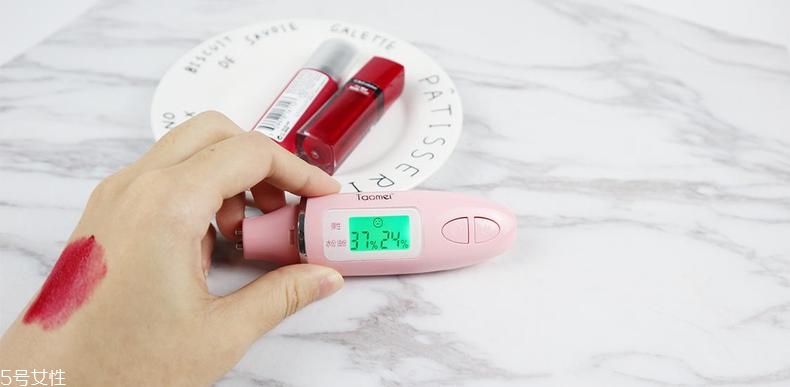 妙巴黎和露華濃唇釉哪個(gè)好 露華濃性?xún)r(jià)比更高