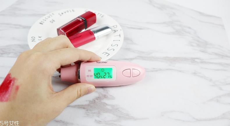 妙巴黎和露華濃唇釉哪個(gè)好 露華濃性?xún)r(jià)比更高