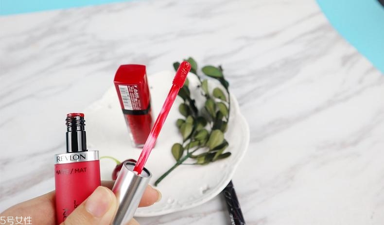 妙巴黎和露華濃唇釉哪個(gè)好 露華濃性?xún)r(jià)比更高