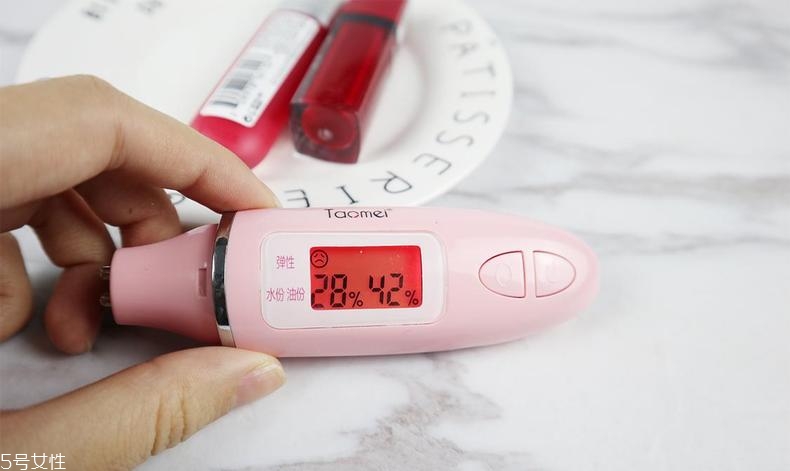 妙巴黎和露華濃唇釉哪個(gè)好 露華濃性?xún)r(jià)比更高