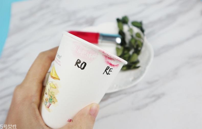 妙巴黎和露華濃唇釉哪個(gè)好 露華濃性?xún)r(jià)比更高