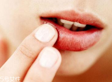 嘴唇干適合什么口紅 干唇妹子看過來 嘴唇干適合什么口紅 干唇妹子看過來