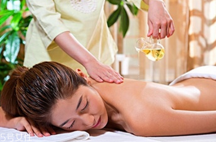 精油按摩要注意什么 精油按摩注意事項(xiàng) 精油按摩要注意什么 精油按摩注意事項(xiàng)