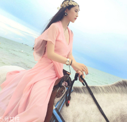 雪紡和桑蠶絲的區(qū)別 后者要高檔一些 雪紡和桑蠶絲的區(qū)別 后者要高檔一些