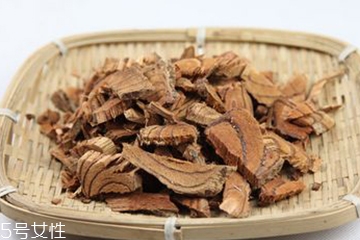 雞血藤和金剛藤的區(qū)別 外形不同 雞血藤和金剛藤的區(qū)別 外形不同