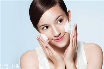 不同肌膚的護(hù)理方法 補(bǔ)水保濕最關(guān)鍵 不同肌膚的護(hù)理方法 補(bǔ)水保濕最關(guān)鍵