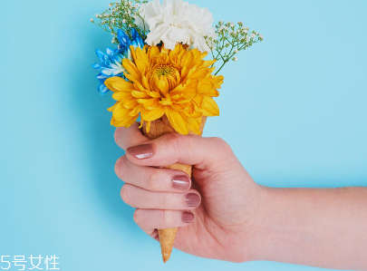 指甲油顏色怎么挑選 這么挑襯手白 指甲油顏色怎么挑選 這么挑襯手白