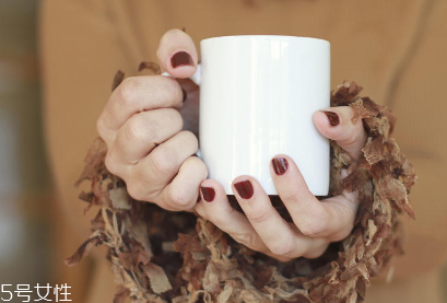 指甲油顏色怎么挑選 這么挑襯手白 指甲油顏色怎么挑選 這么挑襯手白