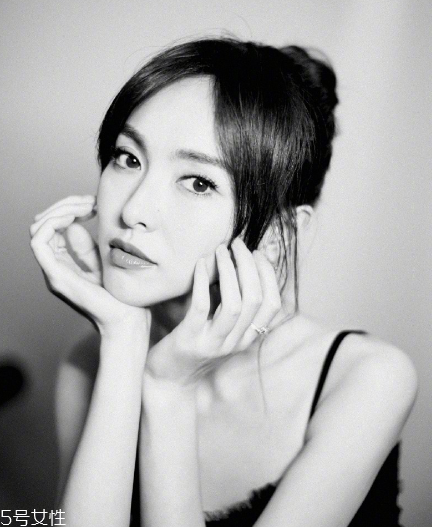 美瞳應(yīng)該泡多久 這個(gè)時(shí)間最合適 美瞳應(yīng)該泡多久 這個(gè)時(shí)間最合適