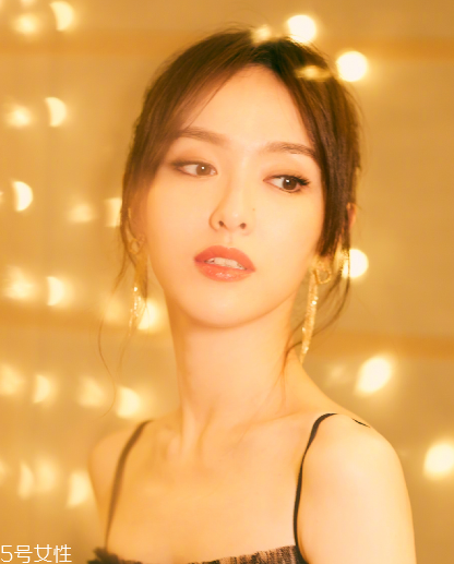 美瞳應(yīng)該泡多久 這個(gè)時(shí)間最合適 美瞳應(yīng)該泡多久 這個(gè)時(shí)間最合適