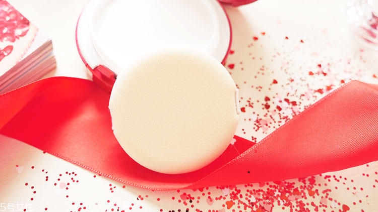 雅詩蘭黛紅石榴氣墊cc適合油皮嗎 清爽度評測 雅詩蘭黛紅石榴氣墊cc適合油皮嗎 清爽度評測