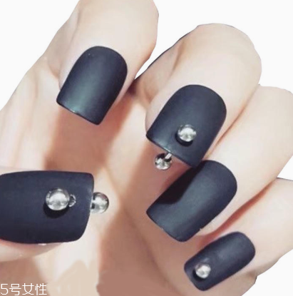 美甲什么顏色顯手長(zhǎng) 視覺拉伸這么選顏色 美甲什么顏色顯手長(zhǎng) 視覺拉伸這么選顏色