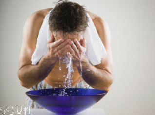 男人怎么護膚比較好 男人健康護膚的13個小細節(jié) 男人怎么護膚比較好 男人健康護膚的13個小細節(jié)