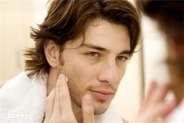 男性皮膚干燥缺水怎么辦 不同年齡的男人護(hù)膚指南 男性皮膚干燥缺水怎么辦 不同年齡的男人護(hù)膚指南
