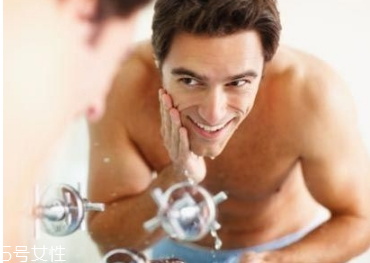 男性皮膚干燥缺水怎么辦 不同年齡的男人護(hù)膚指南 男性皮膚干燥缺水怎么辦 不同年齡的男人護(hù)膚指南