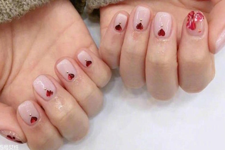 美甲什么顏色顯手長(zhǎng) 視覺拉伸這么選顏色 美甲什么顏色顯手長(zhǎng) 視覺拉伸這么選顏色