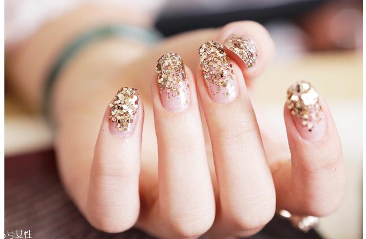 美甲什么顏色顯手長(zhǎng) 視覺拉伸這么選顏色 美甲什么顏色顯手長(zhǎng) 視覺拉伸這么選顏色