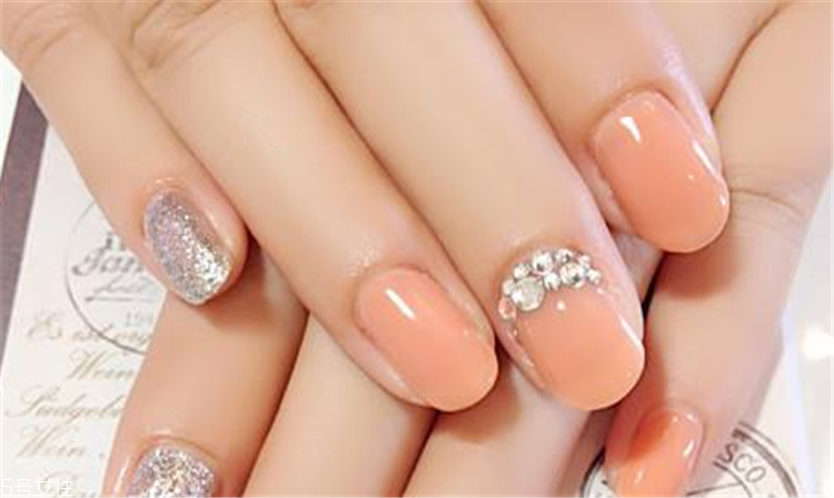 美甲什么顏色顯手長(zhǎng) 視覺拉伸這么選顏色 美甲什么顏色顯手長(zhǎng) 視覺拉伸這么選顏色