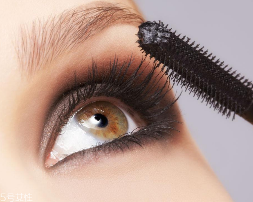 睫毛膏可以不卸嗎 不卸是錯(cuò)誤做法 睫毛膏可以不卸嗎 不卸是錯(cuò)誤做法
