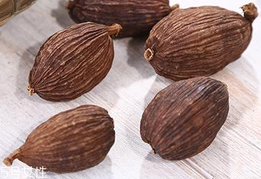 草果能泡水喝嗎 草果泡水好 草果能泡水喝嗎 草果泡水好