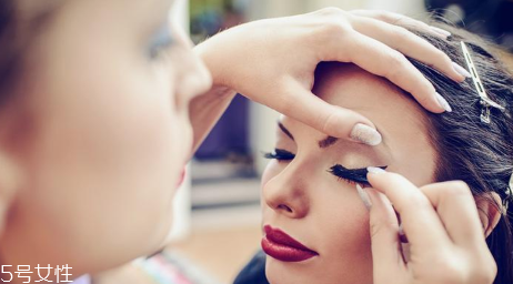 真人毛假睫毛的優(yōu)缺點(diǎn) 易導(dǎo)致眼部發(fā)炎 真人毛假睫毛的優(yōu)缺點(diǎn) 易導(dǎo)致眼部發(fā)炎