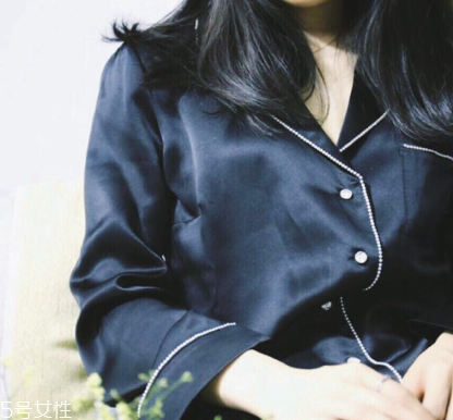 真絲粘上紅酒怎么洗掉 紅酒漬去除絕招 真絲粘上紅酒怎么洗掉 紅酒漬去除絕招