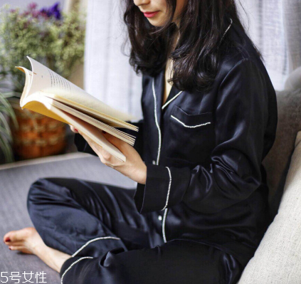 真絲粘上紅酒怎么洗掉 紅酒漬去除絕招 真絲粘上紅酒怎么洗掉 紅酒漬去除絕招