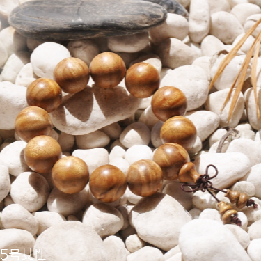 金絲楠手串價格多少 要看具體種類 金絲楠手串價格多少 要看具體種類