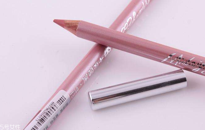 唇線筆什么顏色最好看 雙唇漂亮動人有技巧 唇線筆什么顏色最好看 雙唇漂亮動人有技巧