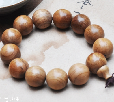 金絲楠木手串能沾水嗎 保養(yǎng)措施要深知 金絲楠木手串能沾水嗎 保養(yǎng)措施要深知