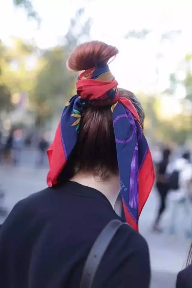 如何用絲巾綁頭發(fā) 個(gè)性派絲巾綁發(fā)造型 如何用絲巾綁頭發(fā) 個(gè)性派絲巾綁發(fā)造型