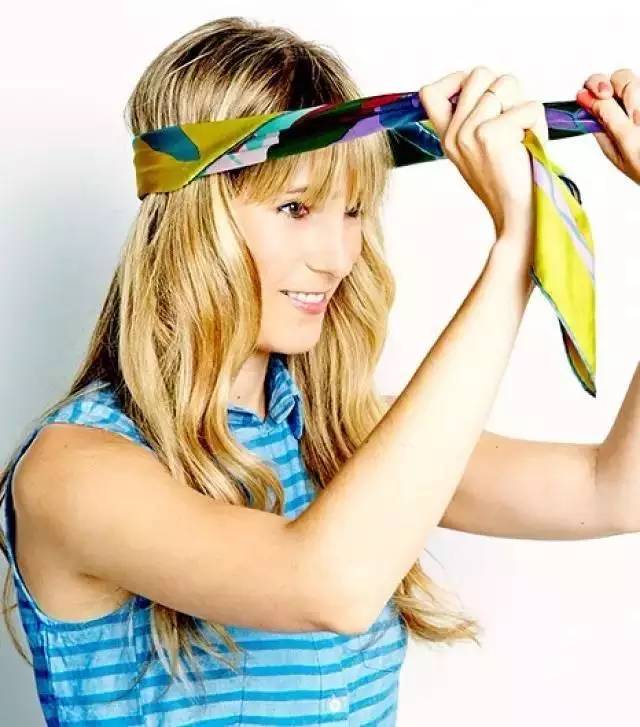 如何用絲巾綁頭發(fā) 個(gè)性派絲巾綁發(fā)造型 如何用絲巾綁頭發(fā) 個(gè)性派絲巾綁發(fā)造型