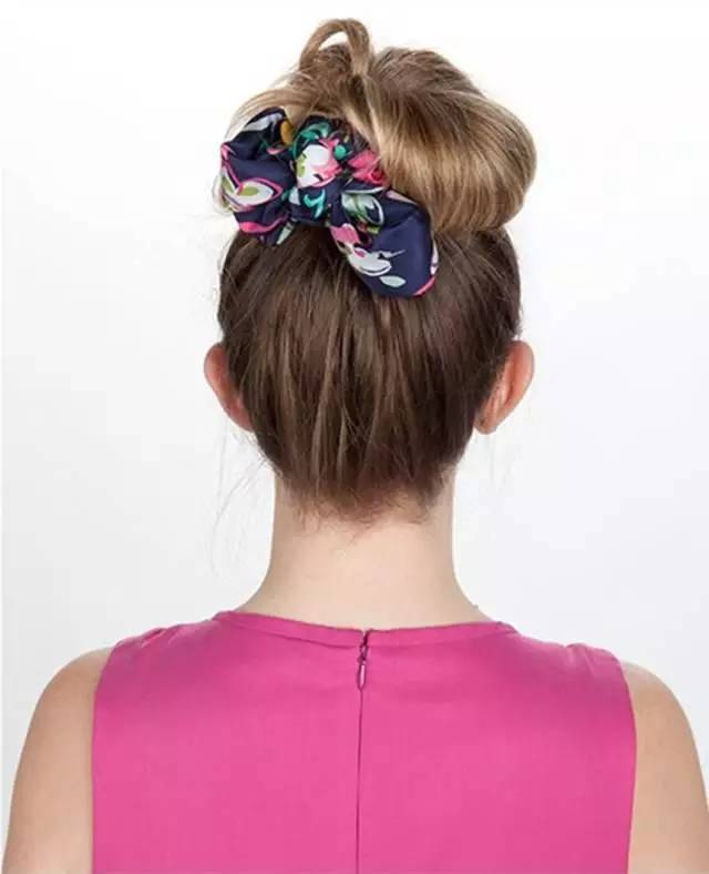如何用絲巾綁頭發(fā) 個(gè)性派絲巾綁發(fā)造型 如何用絲巾綁頭發(fā) 個(gè)性派絲巾綁發(fā)造型