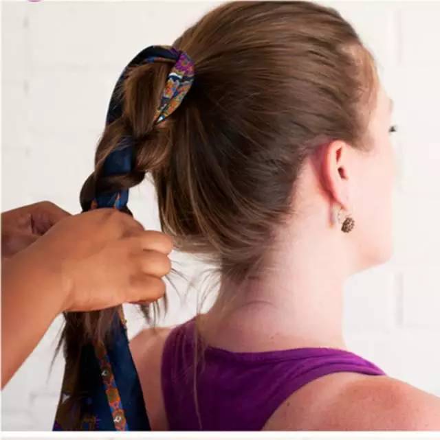 如何用絲巾綁頭發(fā) 個(gè)性派絲巾綁發(fā)造型 如何用絲巾綁頭發(fā) 個(gè)性派絲巾綁發(fā)造型