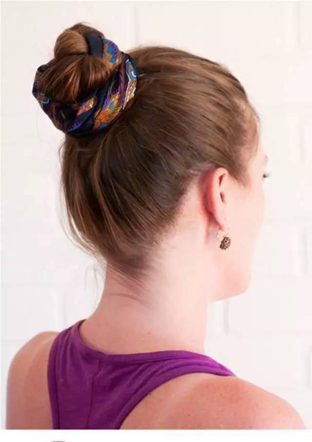 如何用絲巾綁頭發(fā) 個(gè)性派絲巾綁發(fā)造型 如何用絲巾綁頭發(fā) 個(gè)性派絲巾綁發(fā)造型