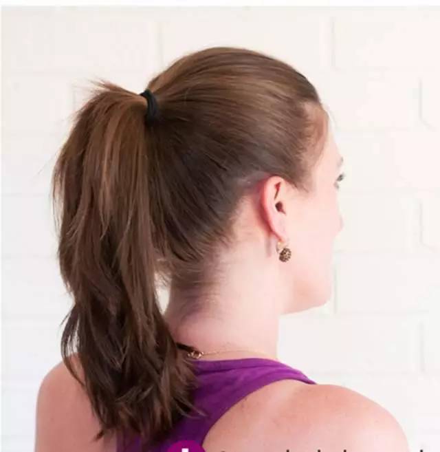 如何用絲巾綁頭發(fā) 個(gè)性派絲巾綁發(fā)造型 如何用絲巾綁頭發(fā) 個(gè)性派絲巾綁發(fā)造型