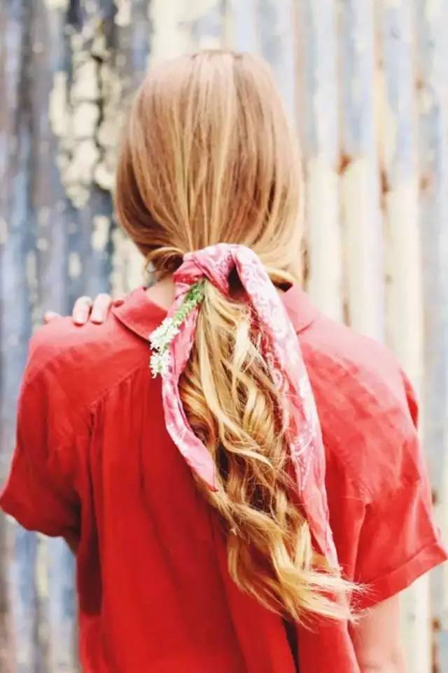 如何用絲巾綁頭發(fā) 個(gè)性派絲巾綁發(fā)造型 如何用絲巾綁頭發(fā) 個(gè)性派絲巾綁發(fā)造型