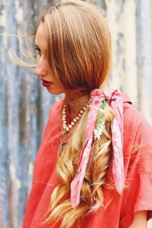 如何用絲巾綁頭發(fā) 個(gè)性派絲巾綁發(fā)造型 如何用絲巾綁頭發(fā) 個(gè)性派絲巾綁發(fā)造型