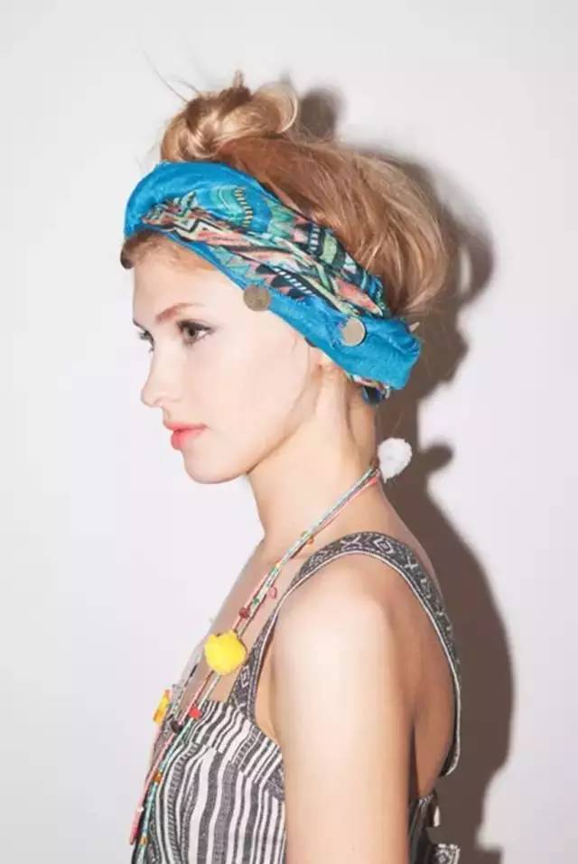 如何用絲巾綁頭發(fā) 個(gè)性派絲巾綁發(fā)造型 如何用絲巾綁頭發(fā) 個(gè)性派絲巾綁發(fā)造型