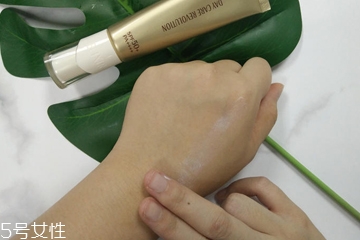 怡麗絲爾金管防曬搓泥嗎 多推幾下就不會搓泥 怡麗絲爾金管防曬搓泥嗎 多推幾下就不會搓泥