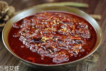 豆瓣醬和甜面醬的區(qū)別 一咸一甜 豆瓣醬和甜面醬的區(qū)別 一咸一甜