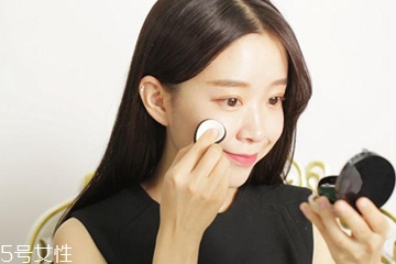 夏天補(bǔ)妝的正確步驟 讓斑駁妝容快速恢復(fù) 夏天補(bǔ)妝的正確步驟 讓斑駁妝容快速恢復(fù)